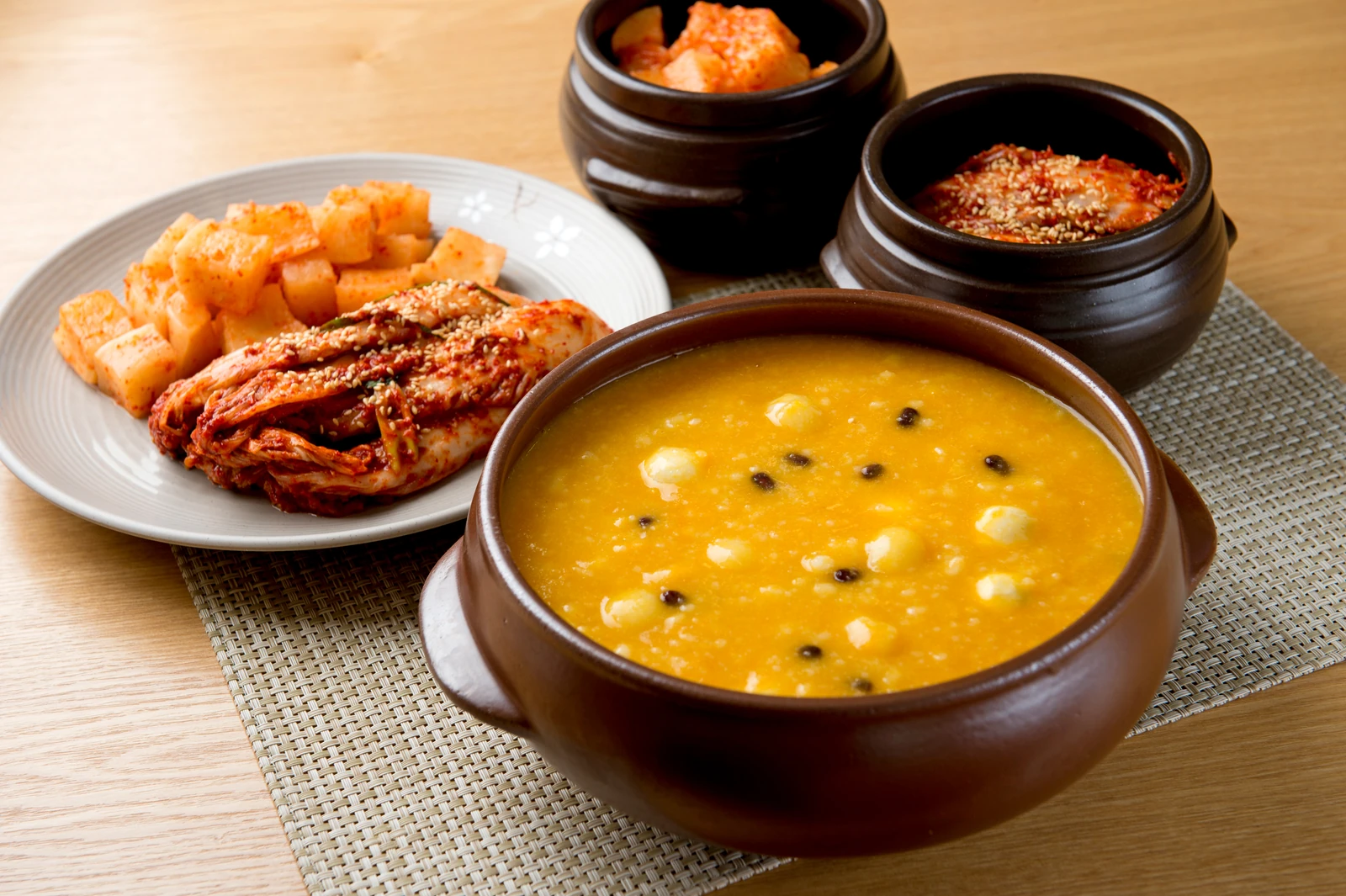 호박죽과 김치를 함께 차린 식당의 메뉴